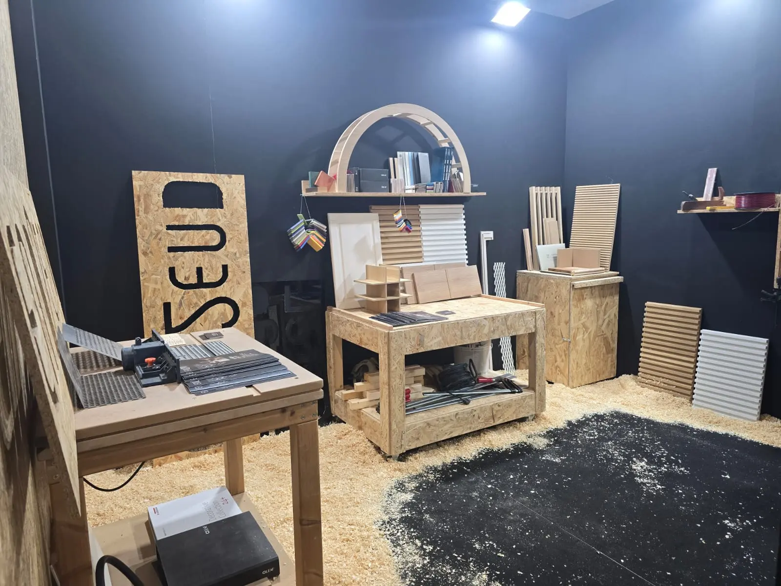 END2END Workshop booth at 100% Hotel Show - Display 4