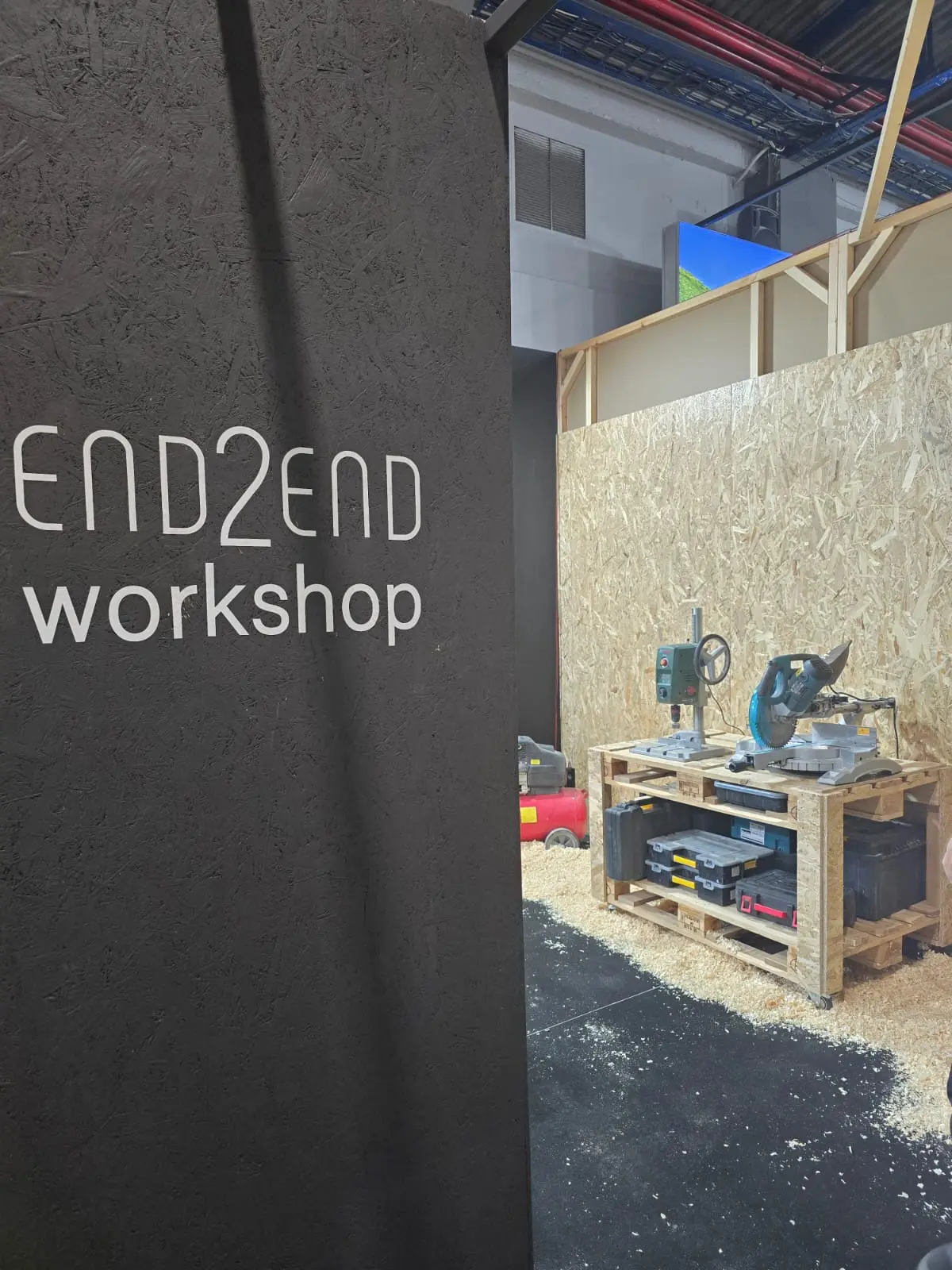 END2END Workshop booth at 100% Hotel Show - Display 9
